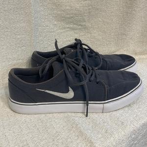Nike Satire Canvas 555380-010 Men's Skateboarding‎ Shoe Grey and White Size 8